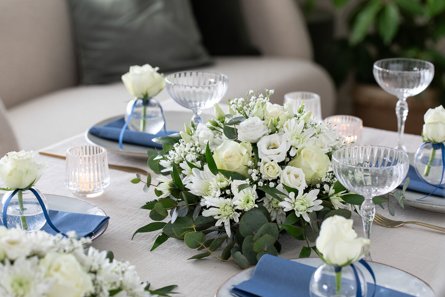 borddekorasjon med blå hortensia og aprikos roser